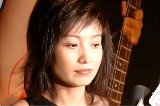 她连上5次春晚，私下却和恩师同居怀孕被骗流产，今57岁依然单身