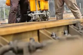 为何我国的火车轨道，宁愿使用生锈的铁，也不用不锈钢来建造？图片