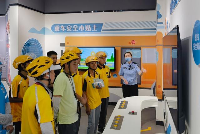 每人奖励1000元！美团向武汉100名骑手发放交通安全激励金