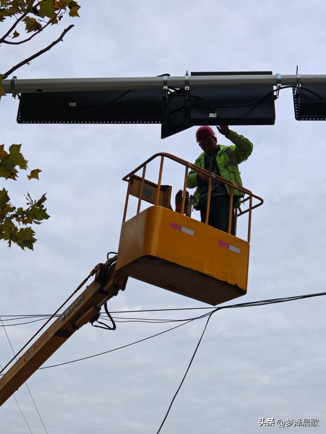 信号灯调试与交通优化双管齐下 护航文旅热潮