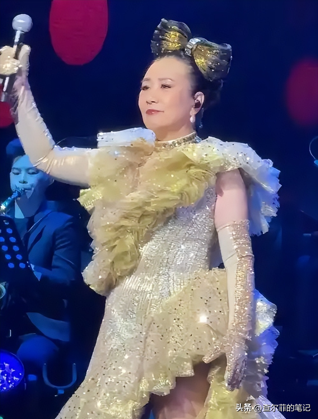 78岁连路都走不稳还开演唱会，全网骂声一片	，她却扬言回馈粉丝