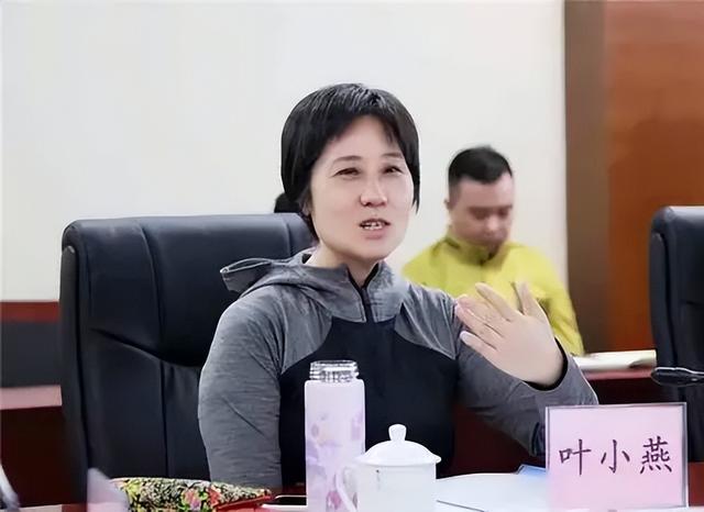 李鹏总理儿媳罕见留影，五官端正长相大气，爷爷功勋卓著比肩元帅