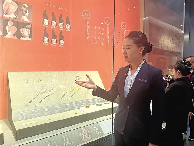 鎏金蔓草蝴蝶纹银钗 鬓边春色映花颜