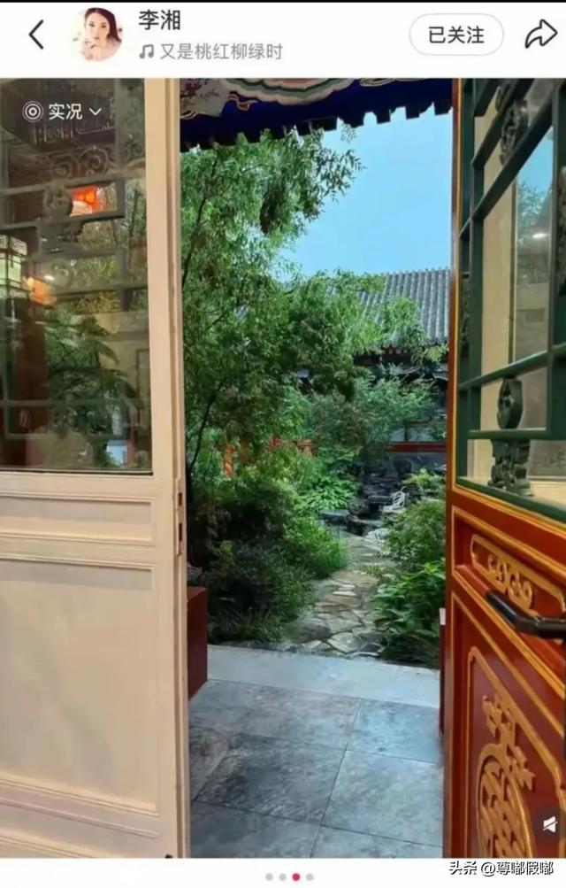 李湘的女儿王诗龄在自家北京小院拍照，配这个色调看上去有点吓人