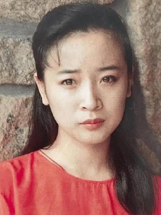 她是国家一级女演员，多次给丈夫戴绿帽，重病丈夫坐轮椅也不离婚