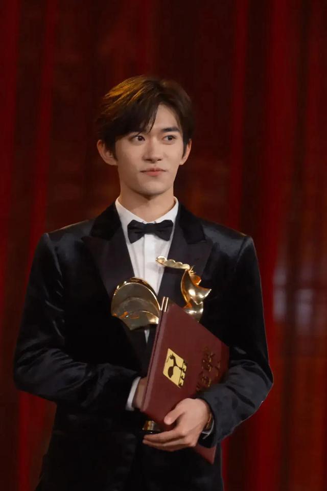 金鸡奖影帝易烊千玺被问想不想谈恋爱，忍不住“第一次翻白眼”，仿佛要晕过去，影后宋佳坐在一旁大笑