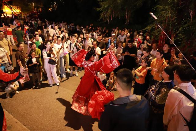 “好运莲莲 千山奇妙夜”水幕光影夜游活动盛大启幕！