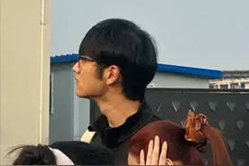 金莎和孙丞潇逛环球，打扮老气和男友像母子，孙丞潇一脸不耐烦图片