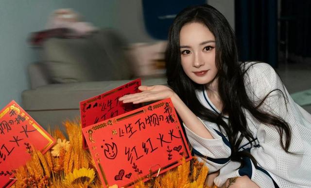 《生万物》庆功宴：迟蓬林永健靠边，杨幂紧挨资方，C位令人意外