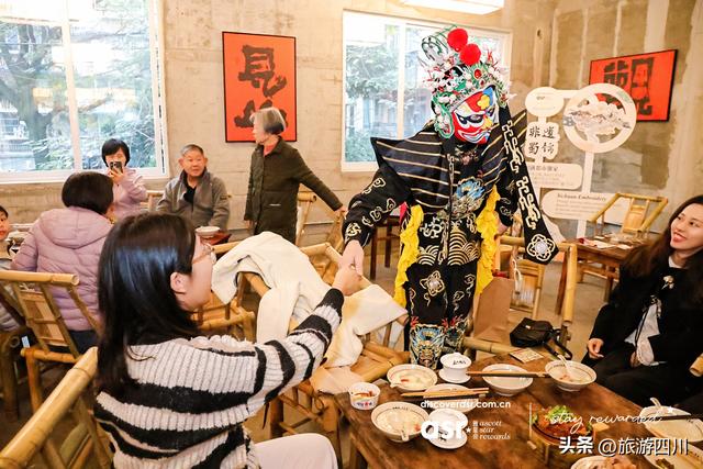 盖碗茶里听变脸，老茶馆赴非遗约雅诗阁中国2025成都地区感恩嘉年华成功举办
