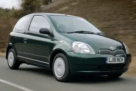 挂夏利车标的丰田——雅力士的前世今生图片