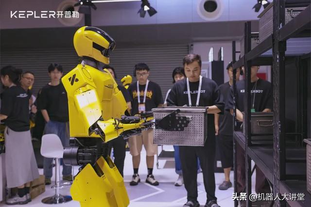 2025 WAIC 炸场！开普勒K2大黄蜂直播8小时，Optimus压力来了？