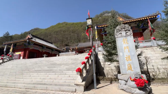 陕西宝鸡悬崖上的千年道观，底蕴丰富传说挺多，悬空栈道确实危险