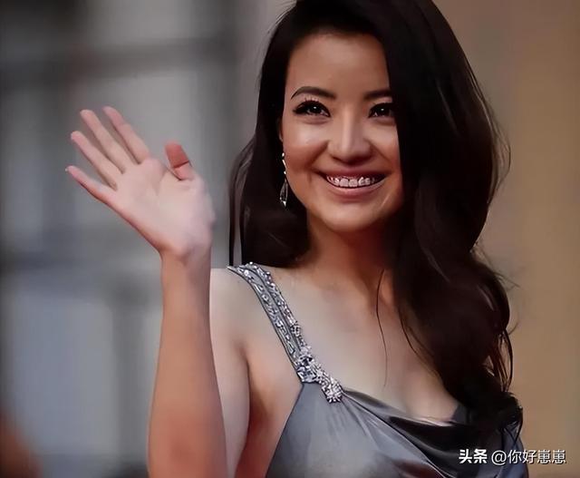 和撒贝宁同居四年，转身和富豪在一起，没想到如今却沦落至此