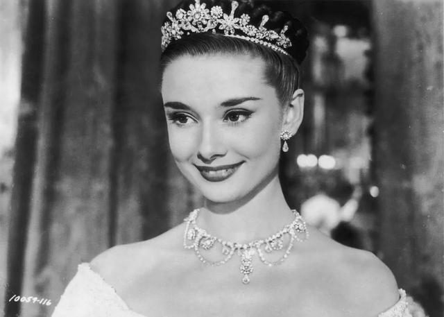 62年，英国女王亲妹妹赤身裸体坐在浴缸里，头戴王冠拍了一照片