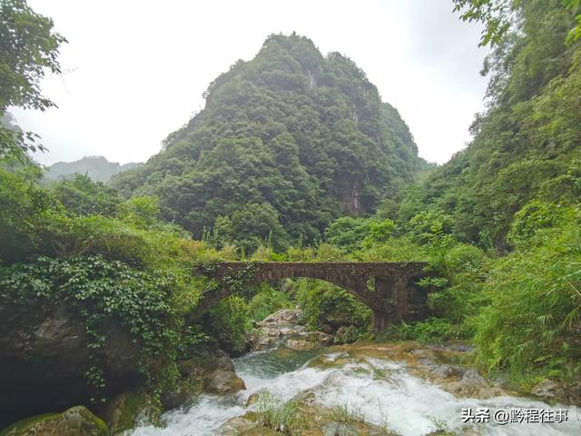 旧时古道，如今人迹罕至；峡谷中间，有一个美丽野瀑布
