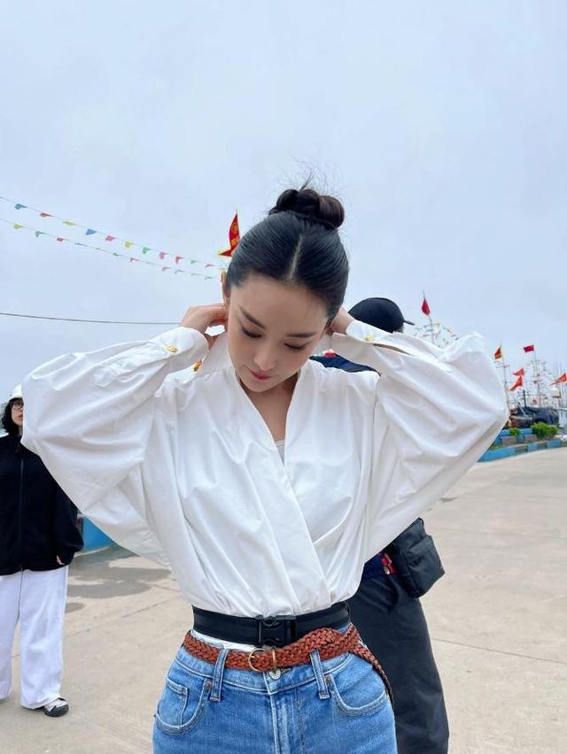 张馨予太丰满，穿深V裙都兜不住好身材，我感慨：资本果然会选人