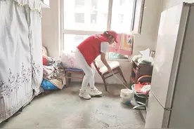 生活报青年志愿者为三名励志学子送助学金、看望失明兄弟刘洋图片