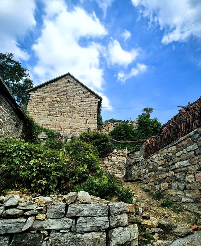 山东这座“悬崖古村”藏不住了！建在百米峭壁上，俯瞰齐鲁山河