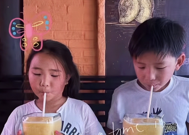 39岁何洁演唱会状态曝光，肚子三层肉腋下勒出副乳，养4娃显疲惫