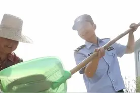 派出所拉横幅：院子嘎嘎大，欢迎来晒粮！图片