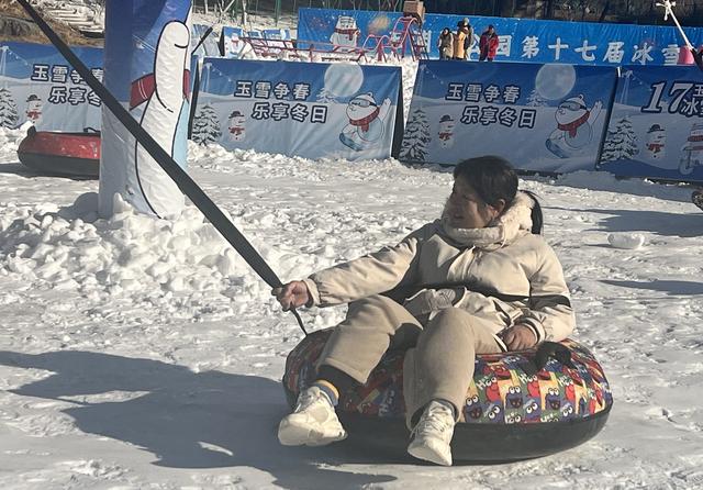 玉渊潭公园第十七届冰雪季启幕 全新百米冰滑梯领衔冬日畅玩