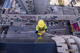 央视大楼外立面，蜘蛛人突遇狂风摇摇欲坠，网友又想起了那个男人图片