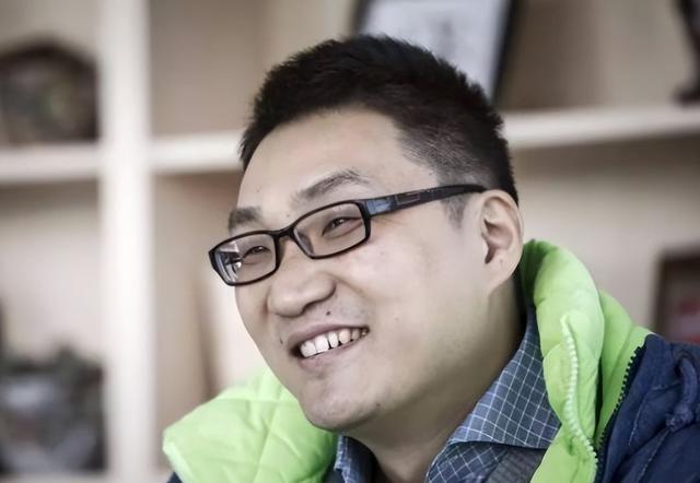 放弃首富做“首善”，他41岁无偿捐出了1000亿，功成身退令人羡慕