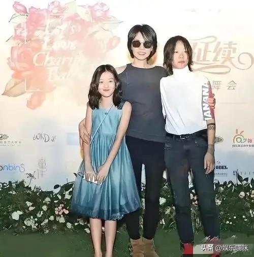 李亚鹏没想到	，自己辛苦养大的李嫣，如今19岁给王菲疯狂长脸