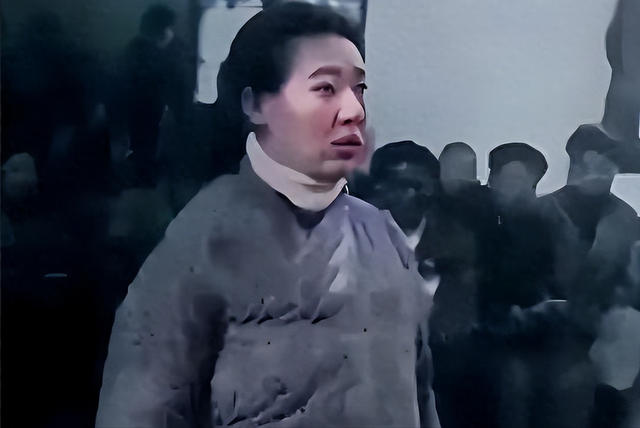 1947年，川岛芳子接受审判的留影，容貌憔悴，第二年被枪决！