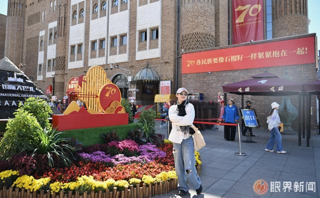 大巴扎盛装迎庆典，多彩画卷展新颜