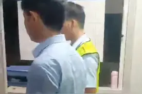 网友曝在广东佛山一高速收费站遭遇“鬼秤”：“绿通车”下高速因“超重”被收费，原地再上高速却不超重图片
