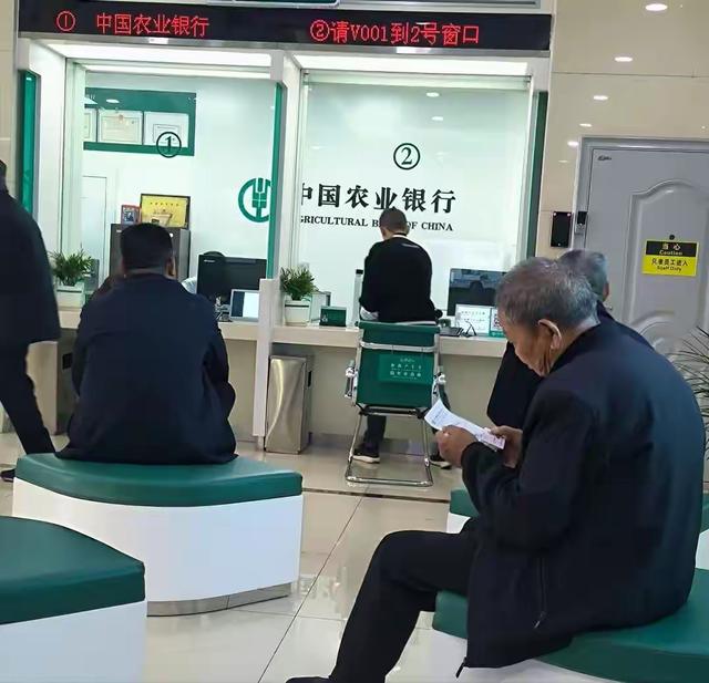 银行人员说漏嘴：明年起，手里有定期存款的人，尽量做好3个准备