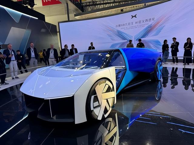 小鹏的首款女机器人，在全网火了，雷军说过的话，终于有人信了