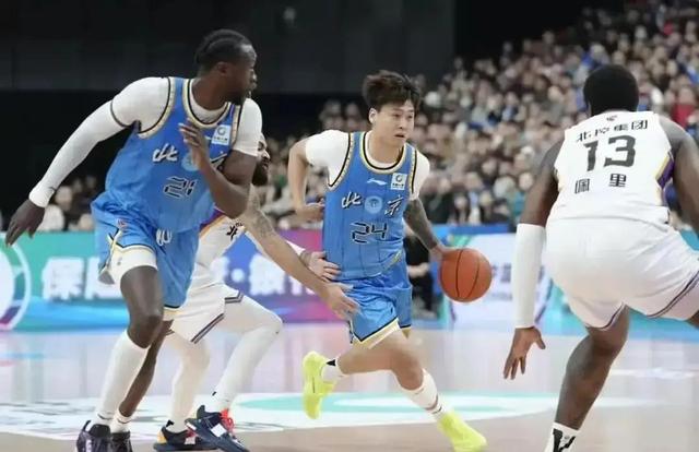 严惩36号裁判！中国男篮第一核心伤退，郭士强脸色挂不住了