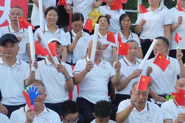 村晚·故事丨40多人组队battle桐梓“村晚”？这届避暑游客太会玩！