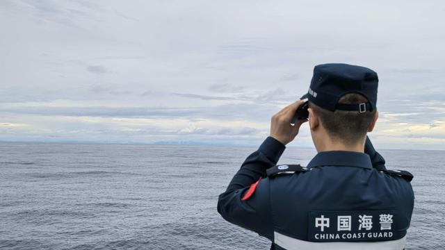 中国不再手下留情，黄岩岛现场画面传开，菲船员被打的抱头鼠窜