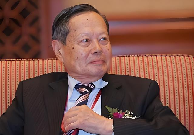 杨振宁去世不到2月，令人担忧的事还是发生，翁帆近况被曝惹争议