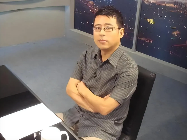 曾扬言要让中国向世界道歉的阿丘，被央视除名后，如今过得怎样