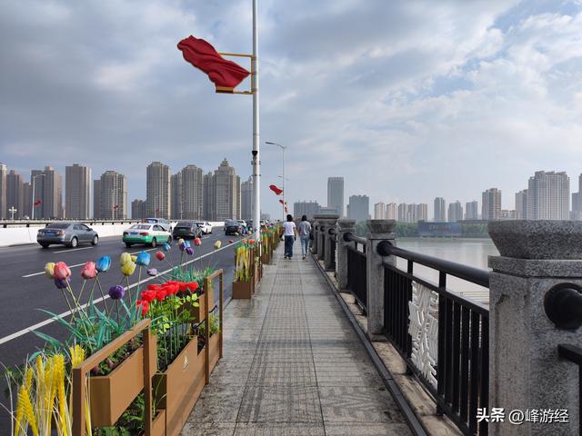 江城广场上的摇橹人雕塑，隐藏在吉林大桥中间的历史遗迹