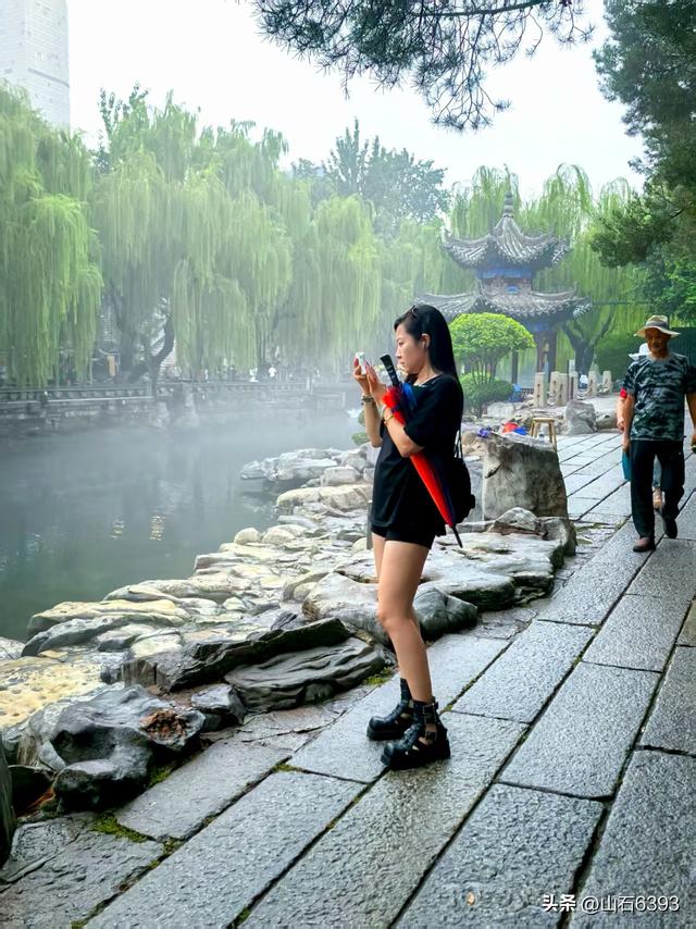新华社原军事记者陶俊峰泉城美拍：秋雨后 护城河边美如画