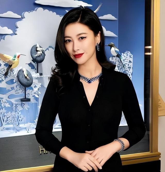 身价百亿，坐拥北京一条街，出门私人飞机，京圈顶级富婆天团来了