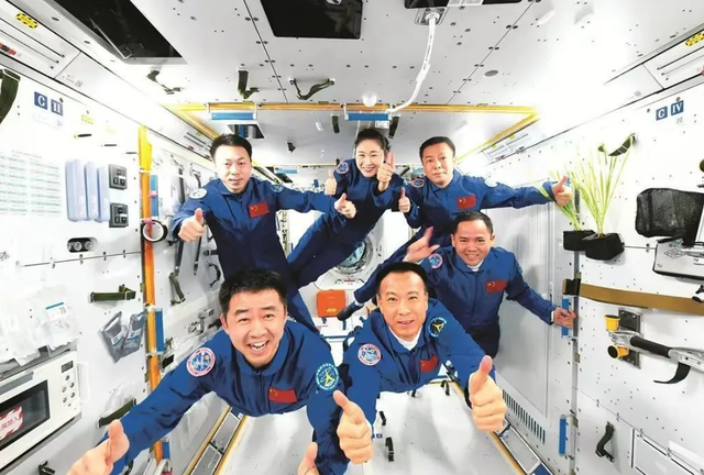 太空碎片威胁升级了！神舟二十号飞船被撞，6名航天员能否长驻？