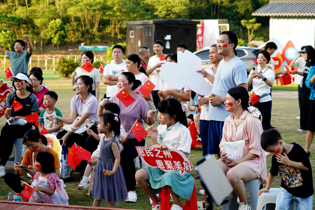 “玩转吉他in惠州”国庆吉他快闪系列活动在市区桃花源、水东街举行