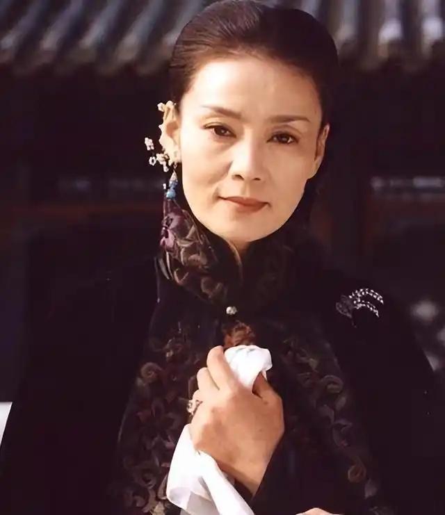 适合演“贵妇”的4位女星，个个天生富贵相，演不了穷人