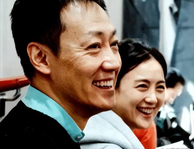 朱媛媛去世不到1年，52岁辛柏青现身春晚彩排，恶心的一幕出现了