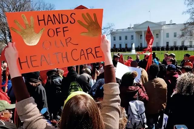 美波音货机坠毁，现场浓烟滚滚；美政府关门35天酿成了航空悲剧？