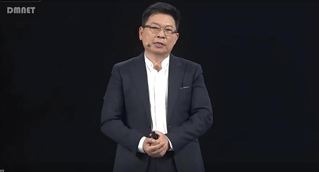 韧性之道——从华为Mate系列到商务领袖的形象哲学