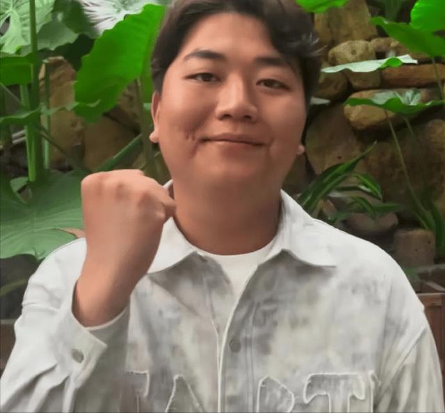 演都不演了！全红婵爸爸用冠军名号赚钱，评论区恶心的一幕出现了