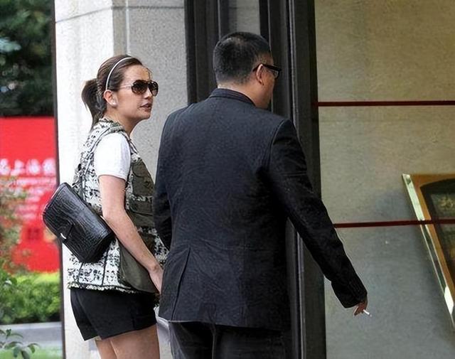 封杀四年，49岁赵薇突传消息	，因胃癌去世传闻5个月前就真相大白